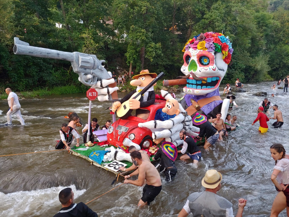 Mucho ambiente al descender las aguas del Nalon