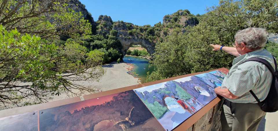 Mirando EL Pont d'Arc, en Ardeche