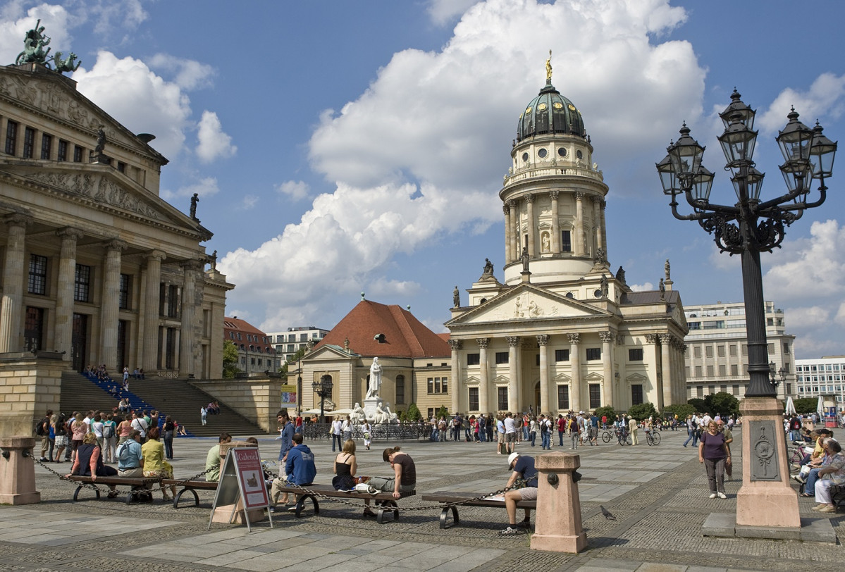 Bebelplatz, Berlin, .CON LA OPERA A LA IZDA.c Scholvien