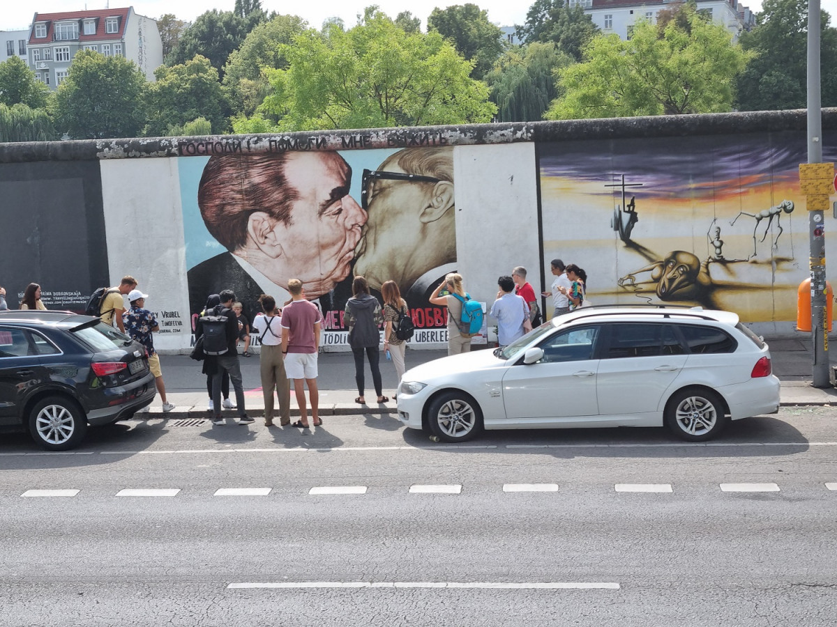 BESO DE Leonid Brezhnev y Eric Honecker EN EL MURO