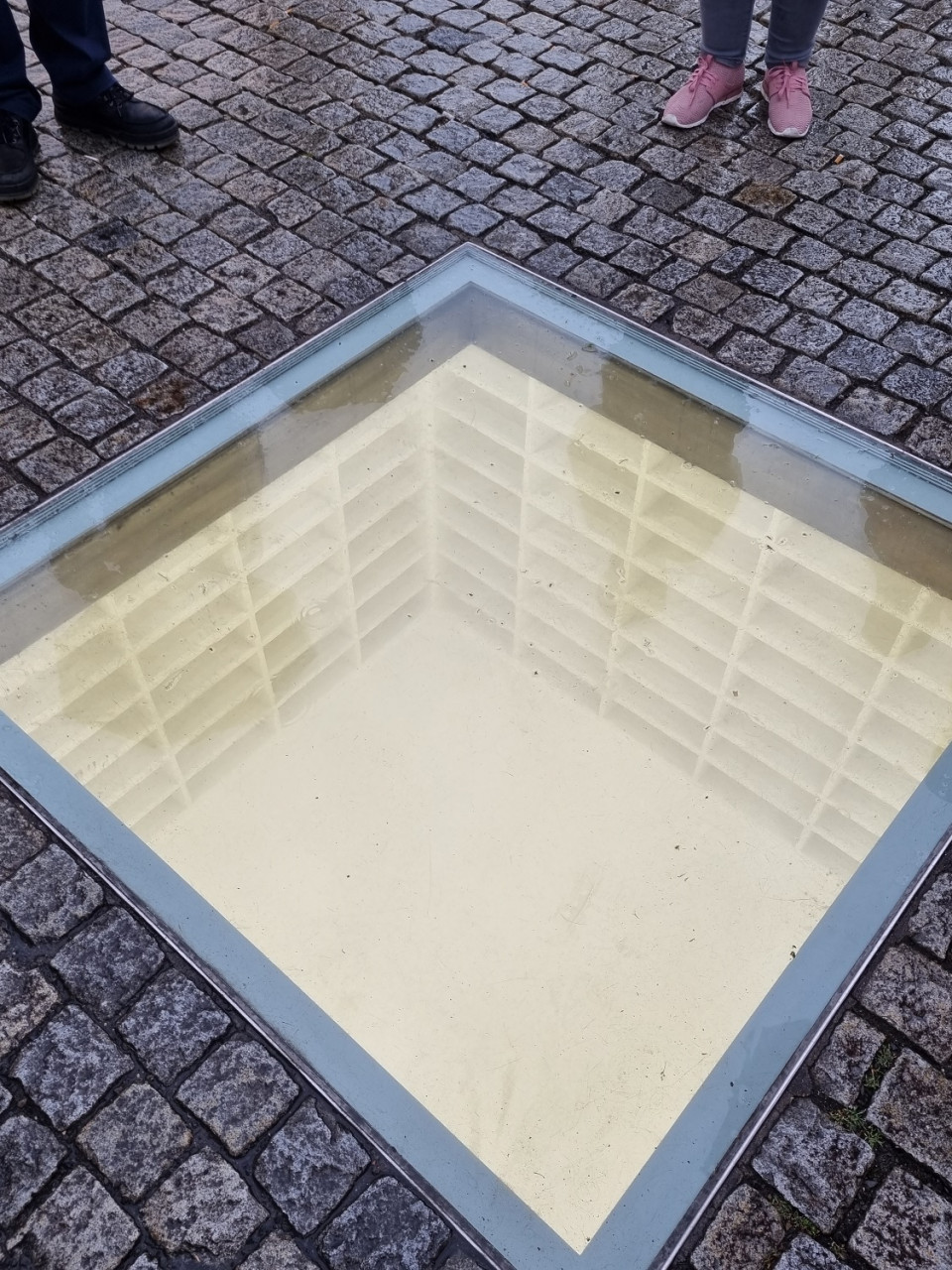 ESTANTERIAS VACIAS EN Bebelplatz DONDE SE QUEMARON MILES DE LIBROS