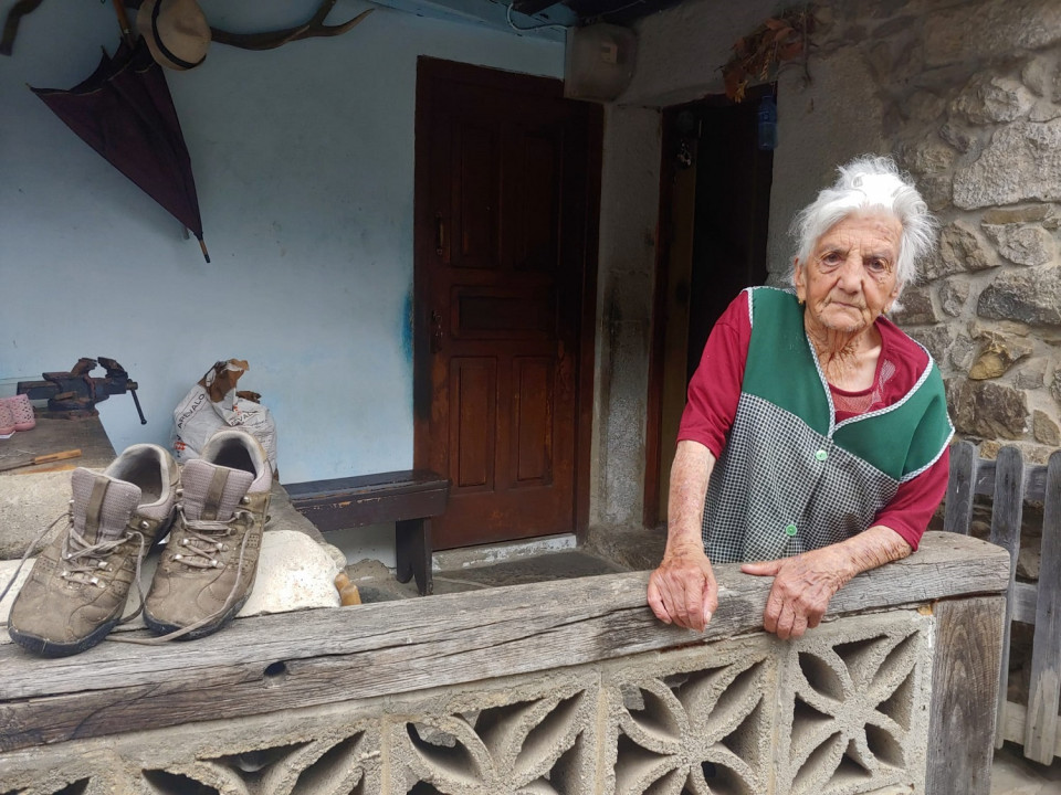 Enedina vecina de Caleao, casi centenaria y contadora de historias populares