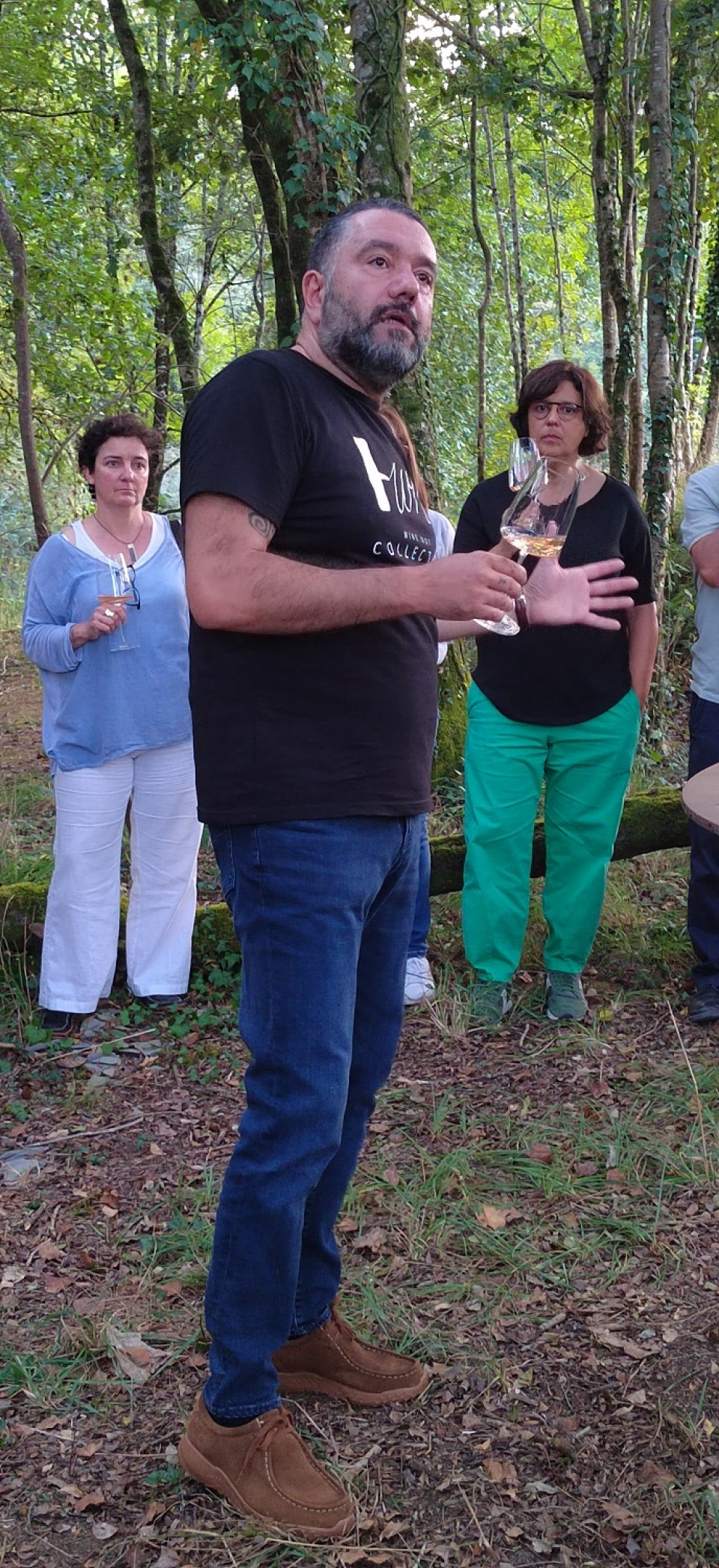 El sumiller Iñaki Sanchez realizando una cata en Itsasmendi