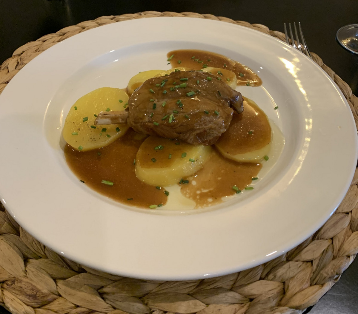 Codillo al horno con patatas panaderas y reducciu00f3n de su propio jugo, Restaurante Martinez Paiva