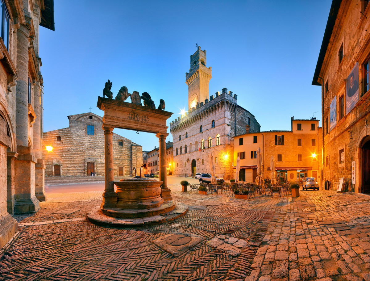 Montepulciano piazza grande blue hour