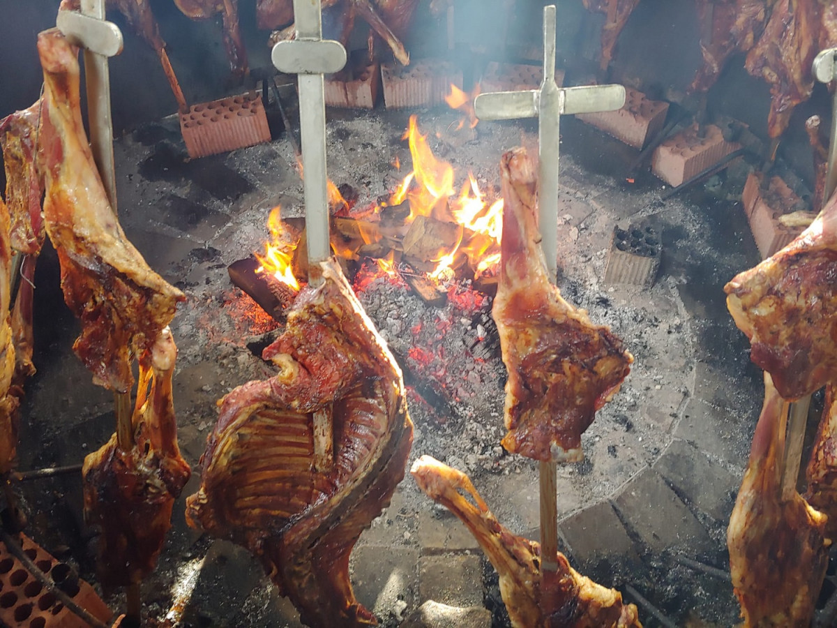 Corderos a la estaca, la gran aportaciu00f3n del Alto Nalu00f3n a la gastronomu00eda asturiana