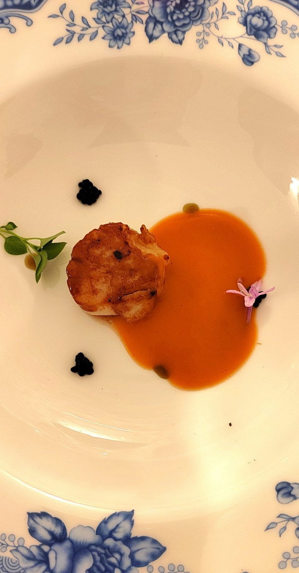 Sopa de ajo de las Redroñera, vieria y estragón y huevas