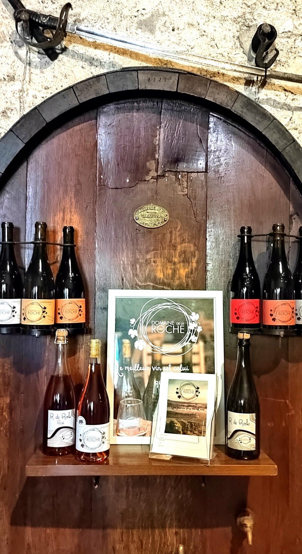 Interior de la bodega en Domaine des Roches