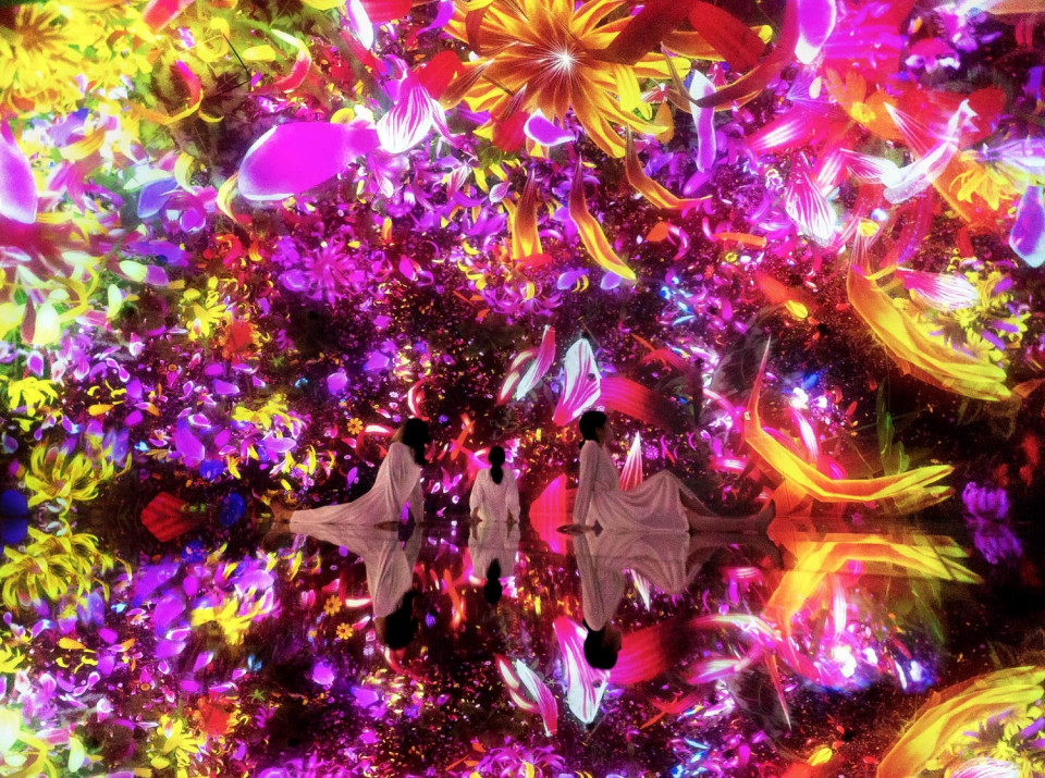 TeamLab Floating in the Falling Universe of Flowers @ teamLab