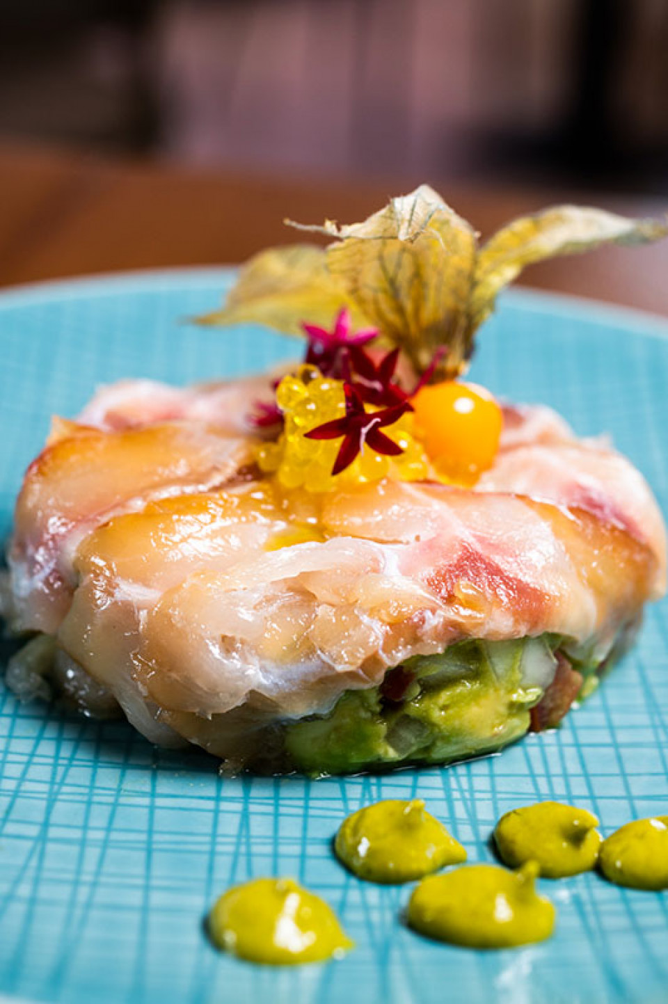Ensalada de sashimi de lubina con timbal de aguacate y caviar de oliva