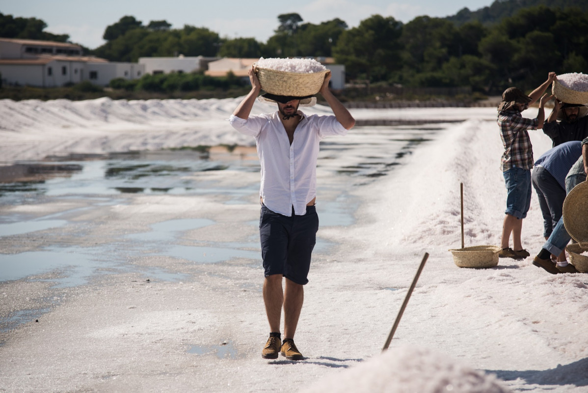 Porteando la sal en el Parque Natural de ses Salines