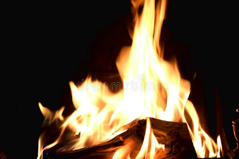 Fogo danu00e7ante de fogueiras queimadas madeira em lareira com fundo preto aquecendo luz nos feriados natal fotografia danu00e7a quente 206935815