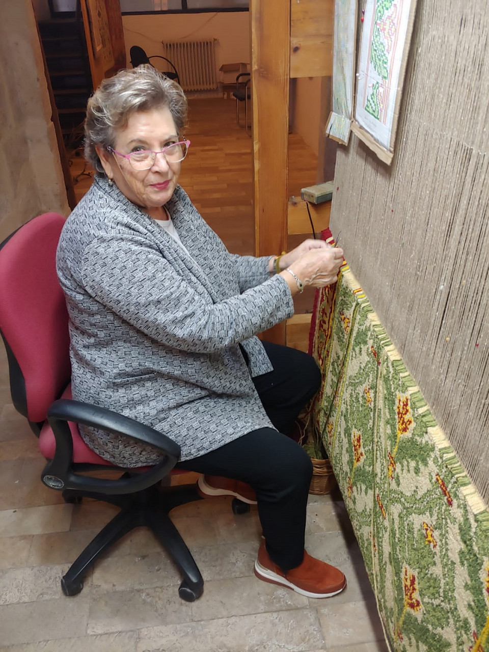 La artesana Trini Garcia, tejiendo una alfombra
