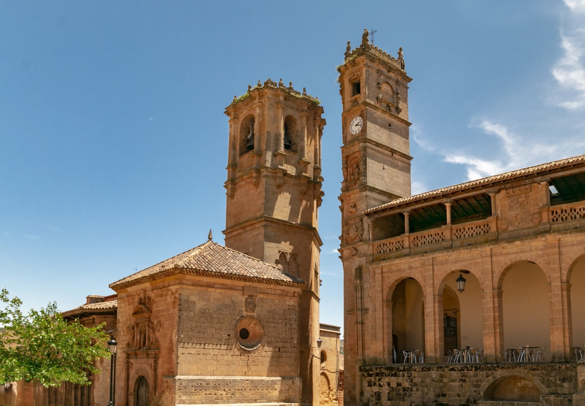 Alcaraz, Plaza Mayor con las dos torres