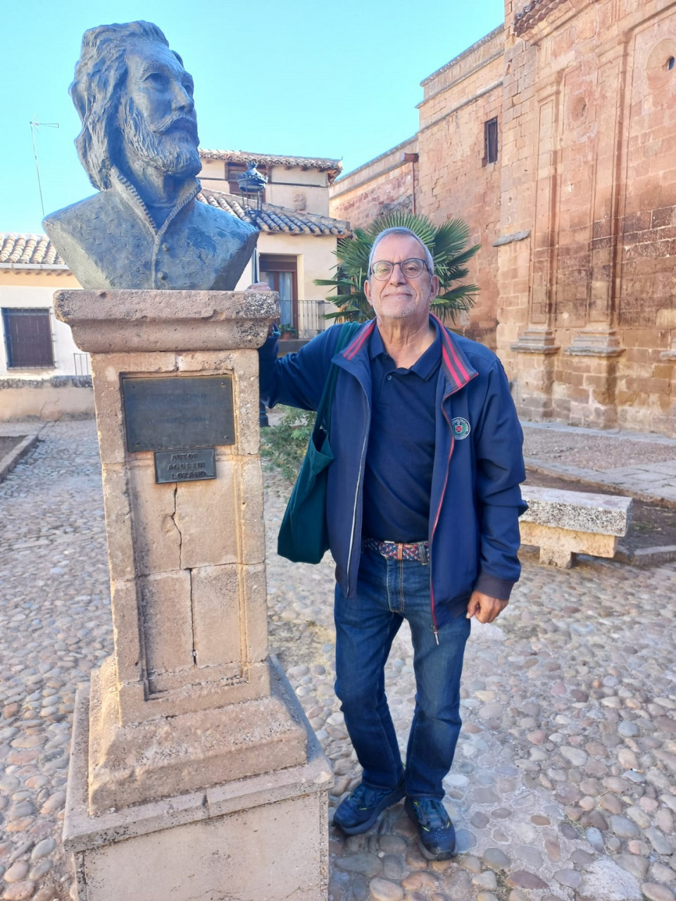Carlos Cuesta, el autor del reportaje, ante la escultura de A. de Vandelvira