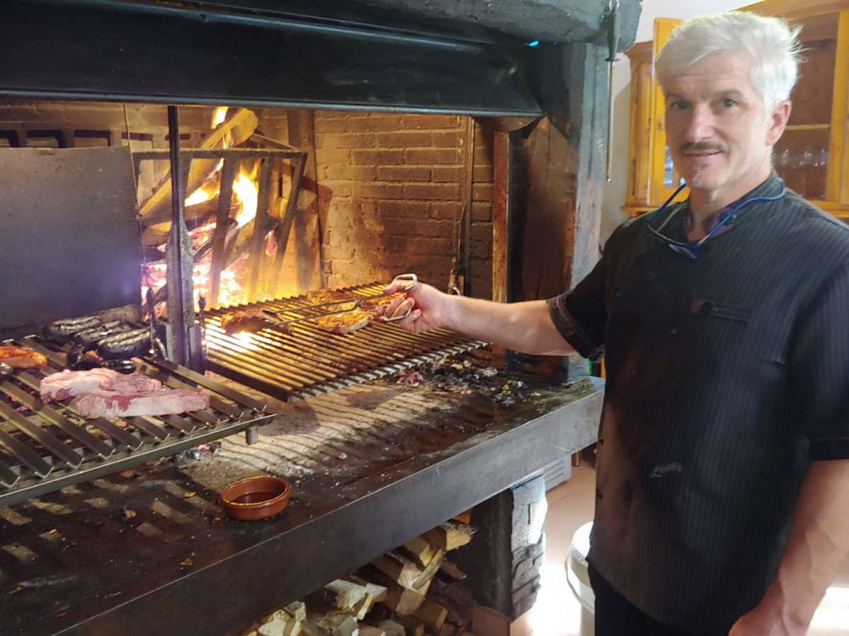 Enrique Garcu00eda, parrillero de Casa Jano, que mima las carnes