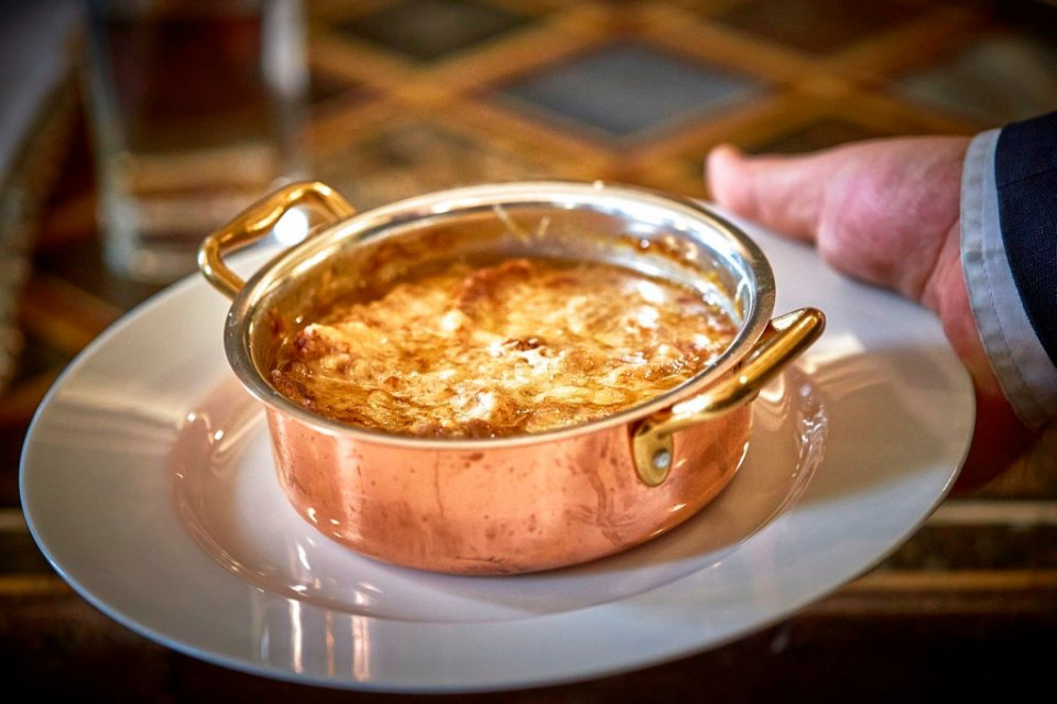 Sopa de cebolla en Lhardy