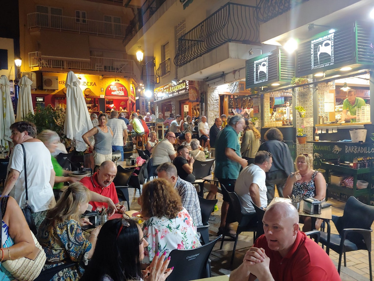 Benidorm, la zona de los vinos abarrotada en una noche otou00f1al