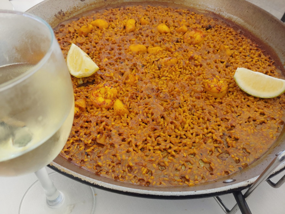 Arroz a banda el plato estrella de la cocina de estos pagos