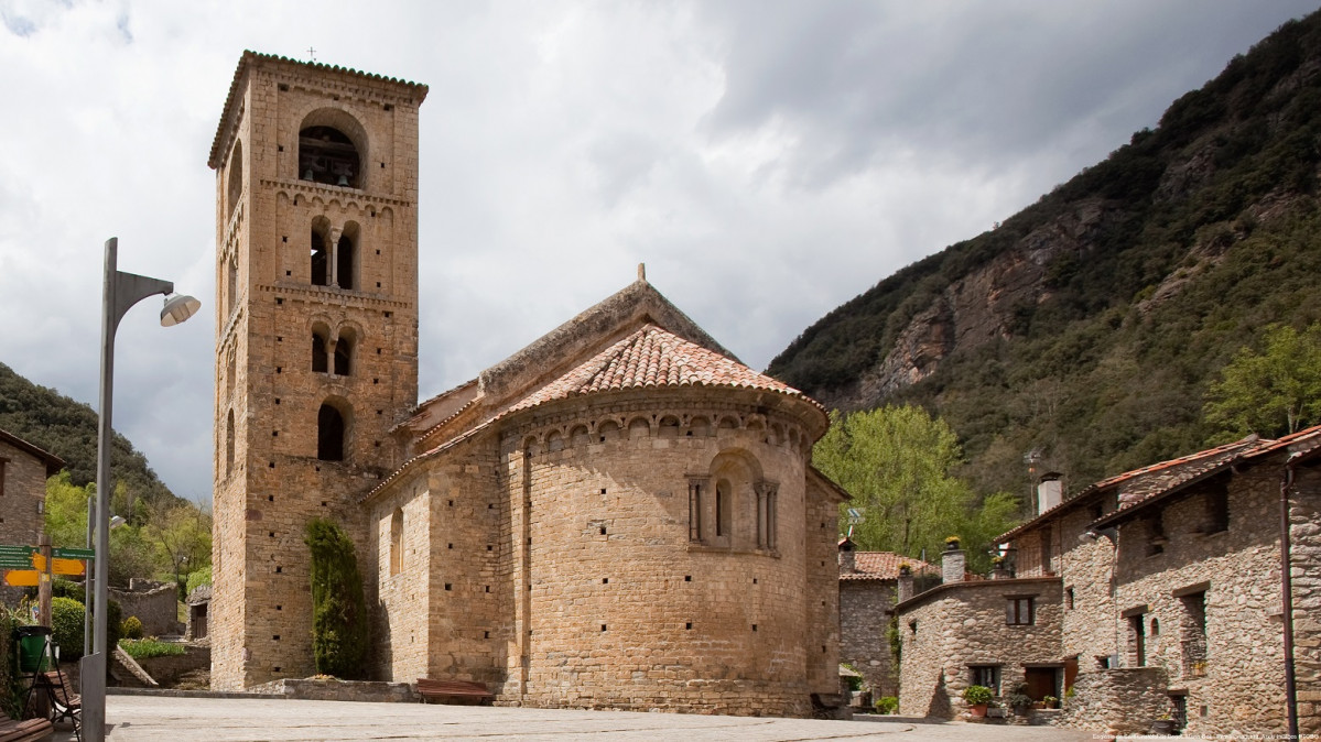 Esglu00e9sia de Sant Cristu00f2fol de Beget. Maria Geli   Pilar Planagumu00e0. Arxiu Imatges PTCBG 2