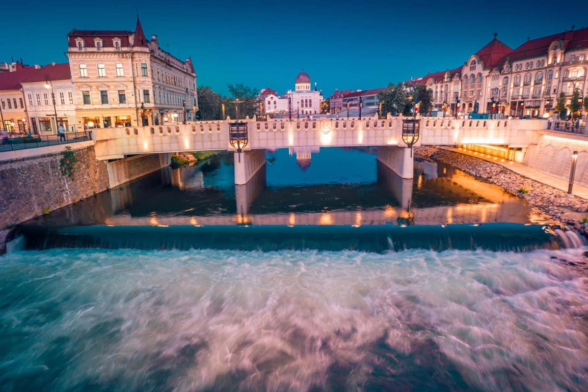 Puente de San Ladislao y ru00edo Crisul junto a Union Square en Oradea,