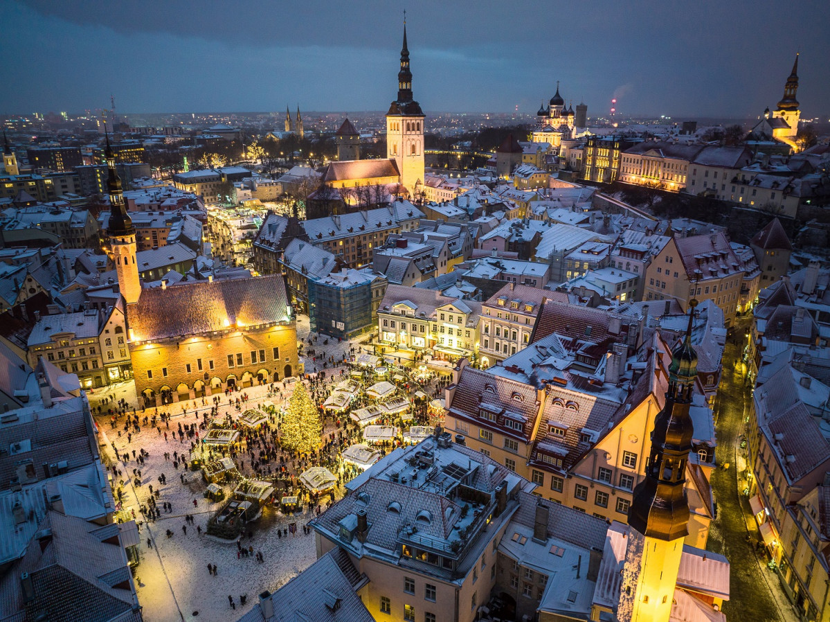 Panoru00e1mica del mercado navideu00f1o de Tallinn ediciu00f3n 2021, @Riho Kirss