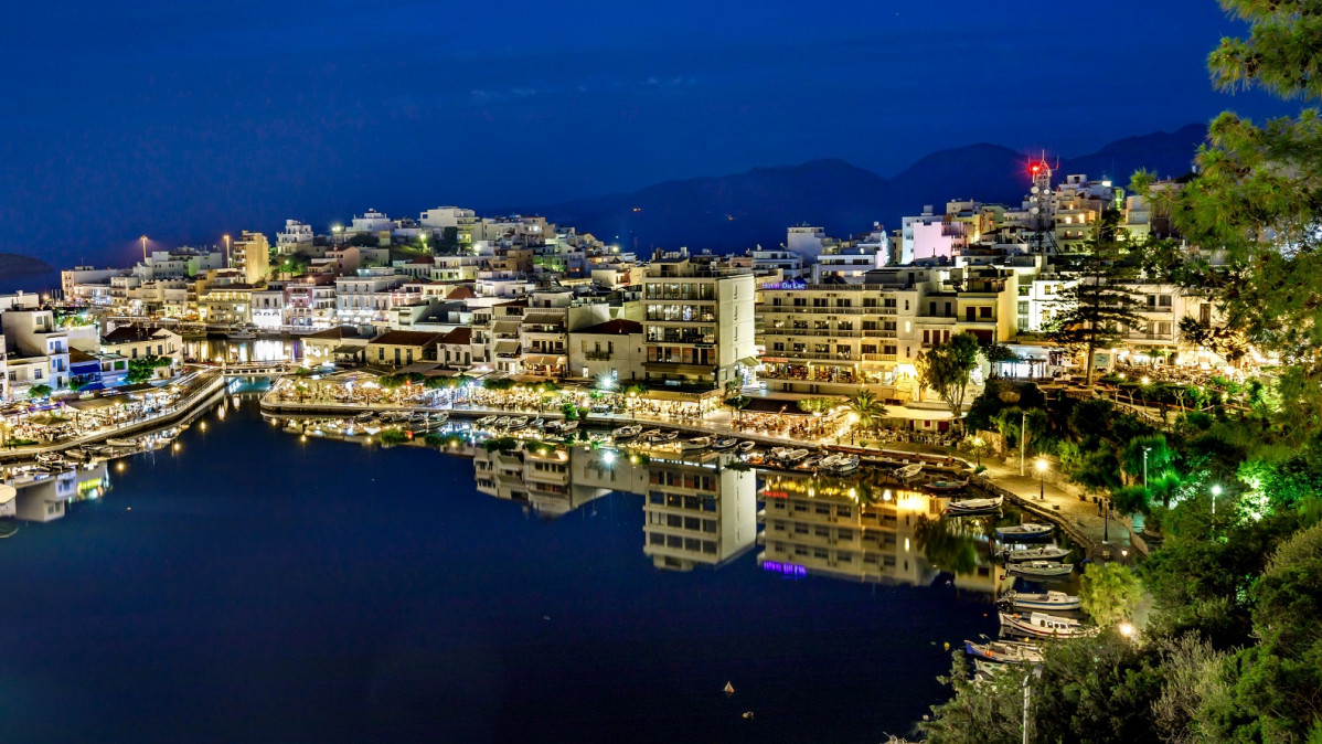 Agios Nikolaos, Noche en la Bahia