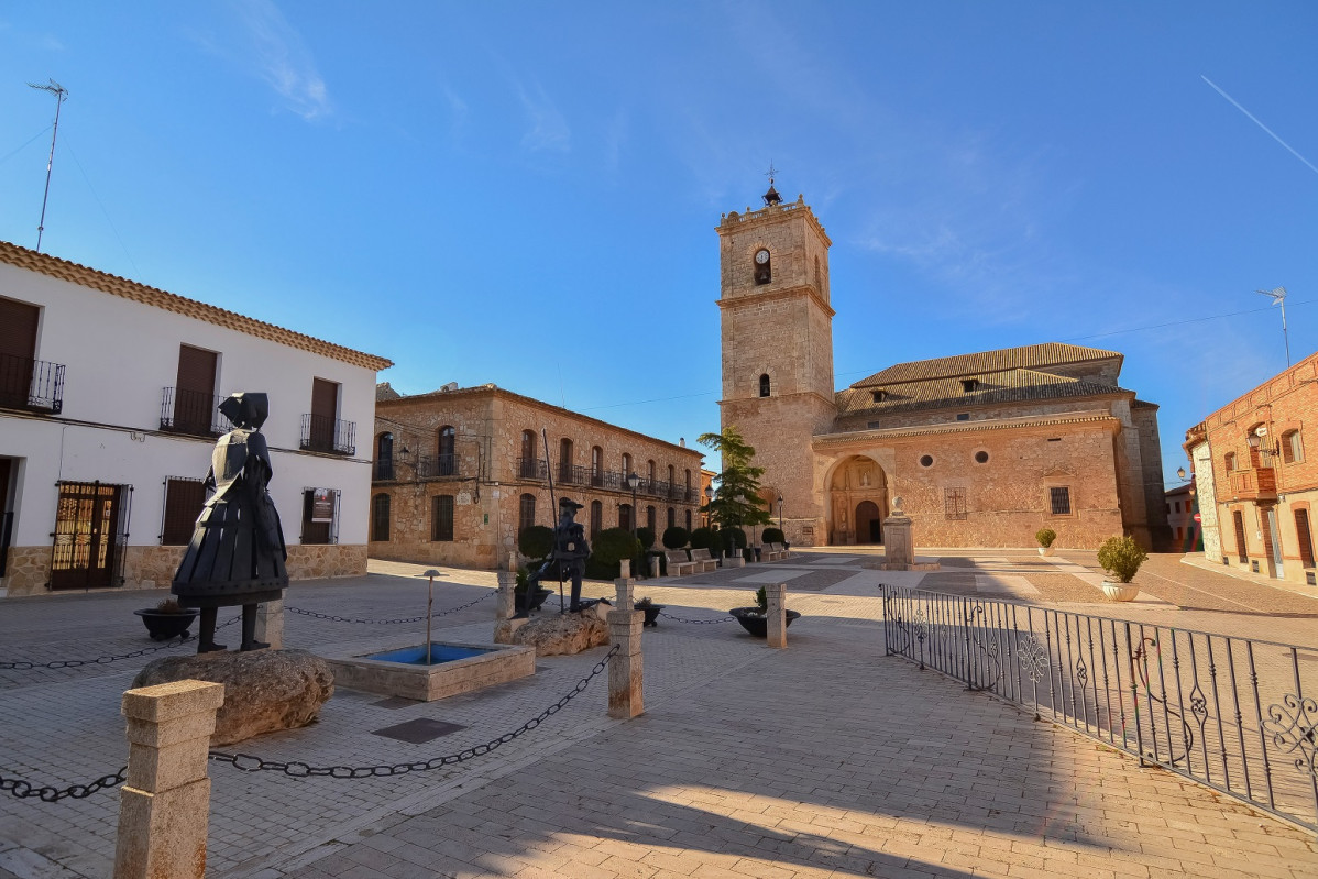 EL Toboso   Plaza estatuas Dulciena Don Quijote 1548