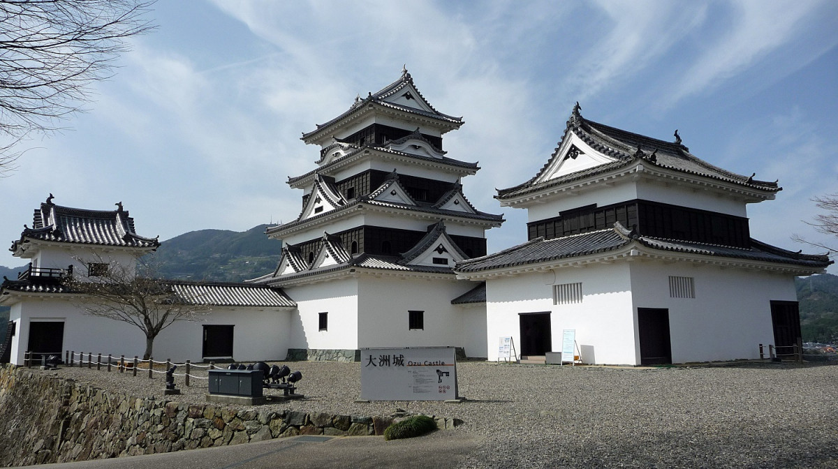 Ozu Castle    u00a9PekePON, CC BY SA 3.0 15