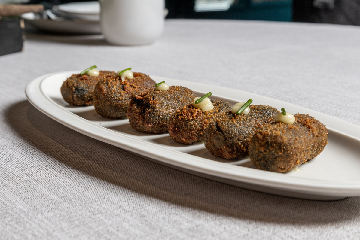 Croquetas Don Dimas melosas de guiso de chocos en su tinta