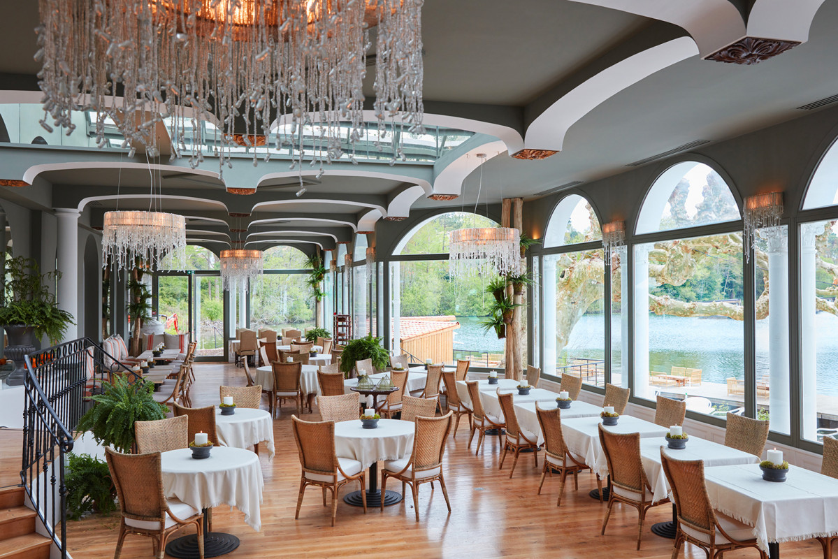 Le restaurant panoramique sur le lac 01