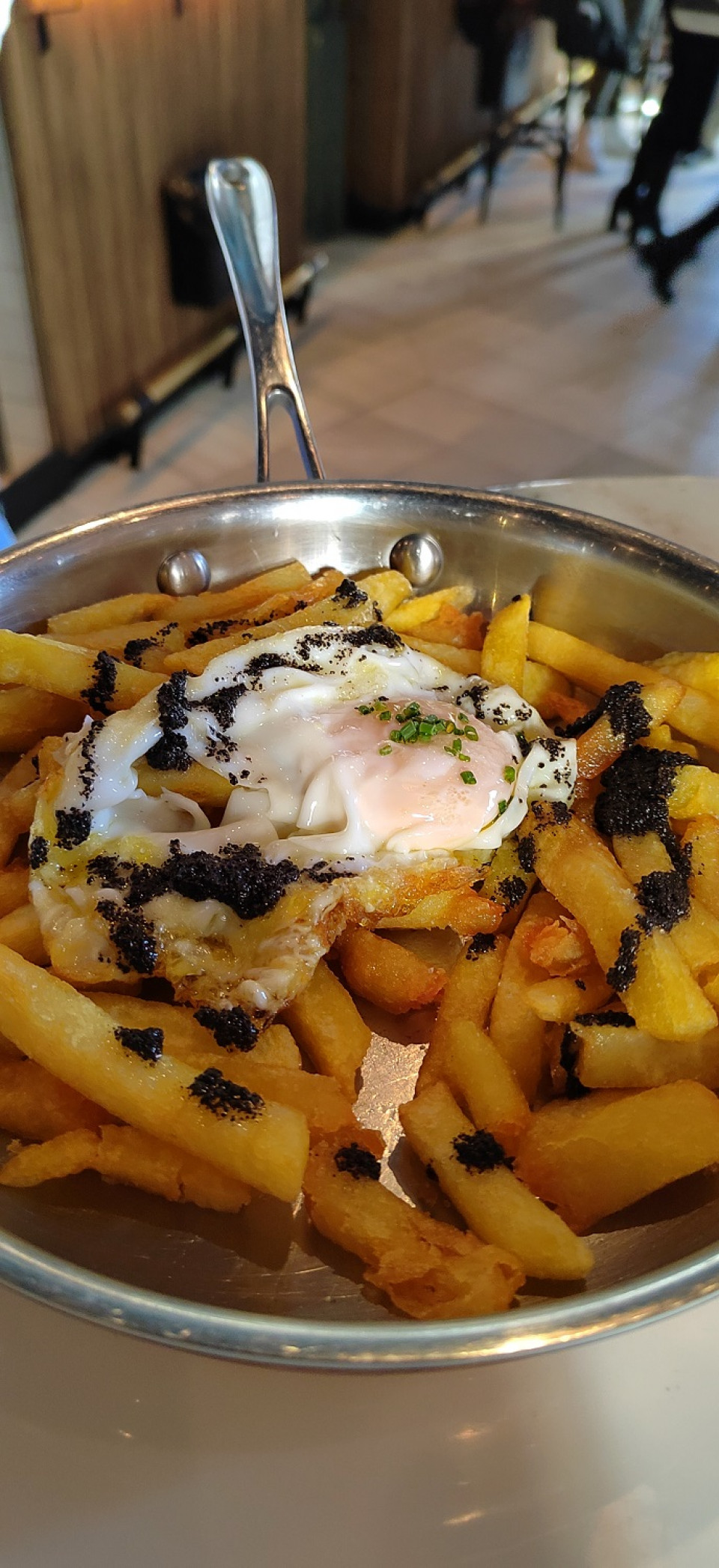 Huevos con trufas y patatas de Arzabal