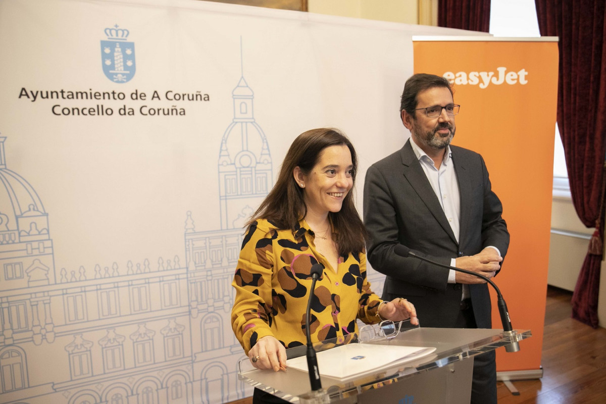 INu00c9S REY, ALCALDESA A CORUu00d1A, Y JAVIER Gu00c1NDARA (EASYJET).