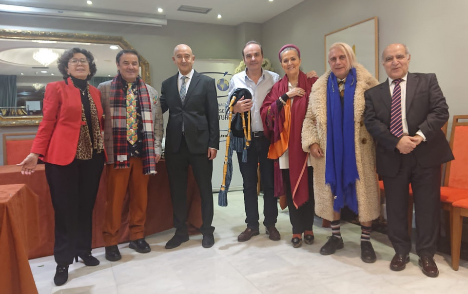 Maricarmen Rouco, Directora del Hotel Sancho(izq.), con los autores de la obra, los organizadores, José Antonio Gegundez y Tonino Nieto