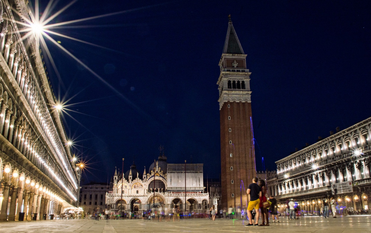 St Mark's Square at Night 3u00a9CroisiEurope