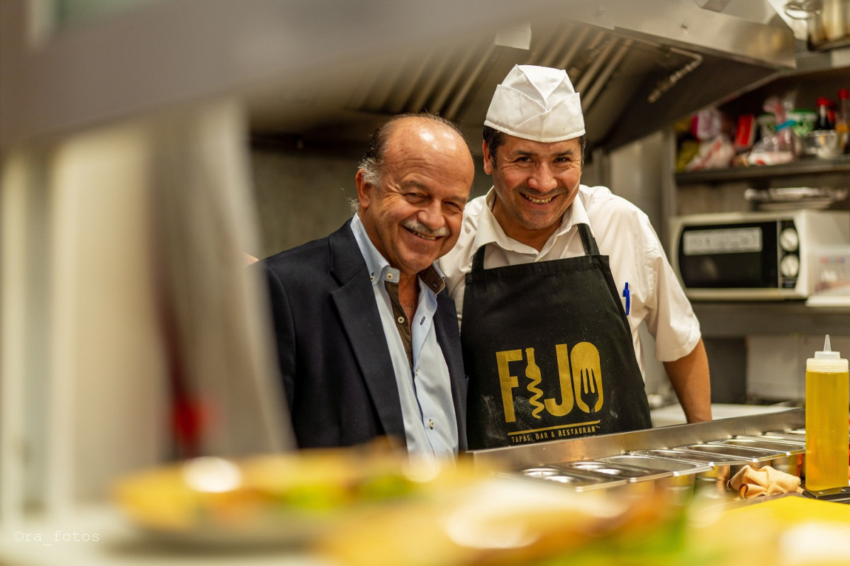 Francisco Josu00e9  Abajo Abril y el chef  Fidel Meza ( derecha)