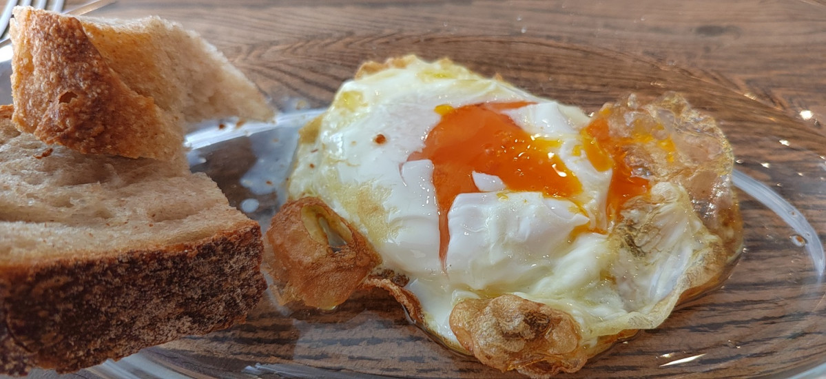 Huevo frito  con puntillita y aceite de oliva virgen extra de Finca La Torre