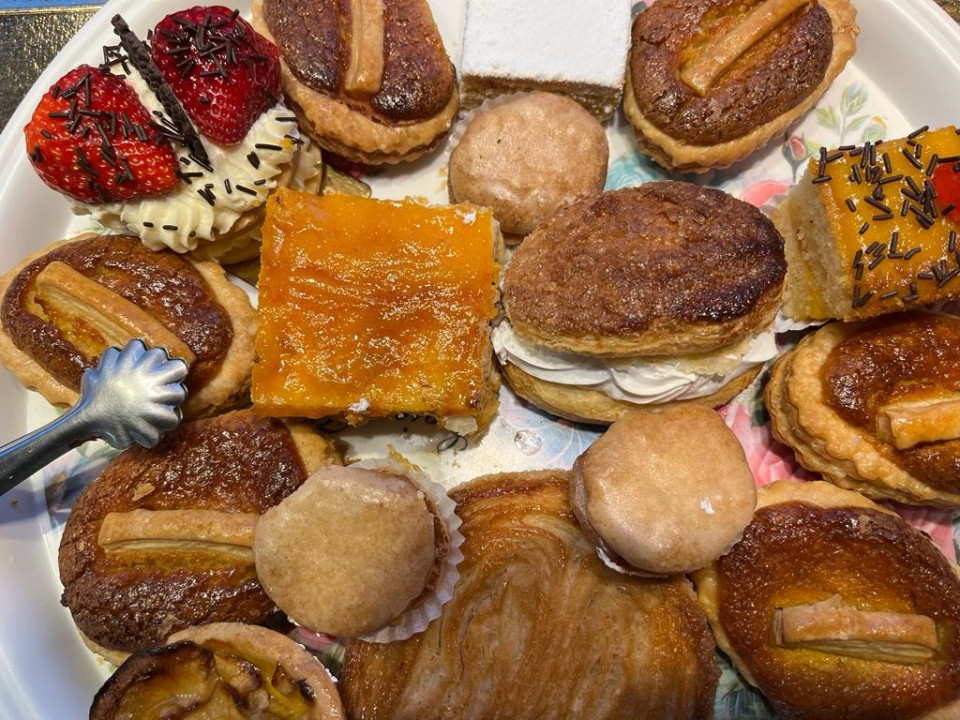 Surtido de pasteles Gersan, con los Bartolos de referencia