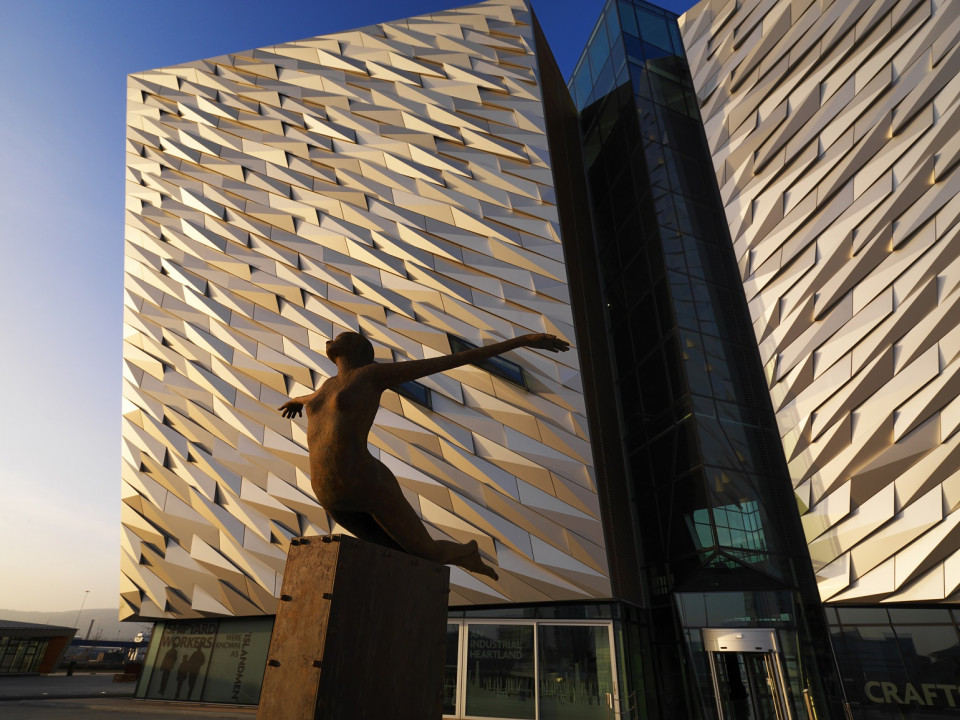 Fachada del museo Titanic Belfast Chris Hill  TURISMO DE IRLANDA Chris Hill Photographic 4