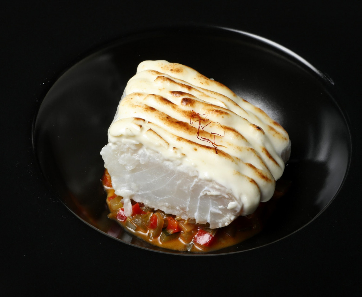 Bacalao a la brasa hortalizas y emulsion de azafran HACIENDA MOLLEDA scaled