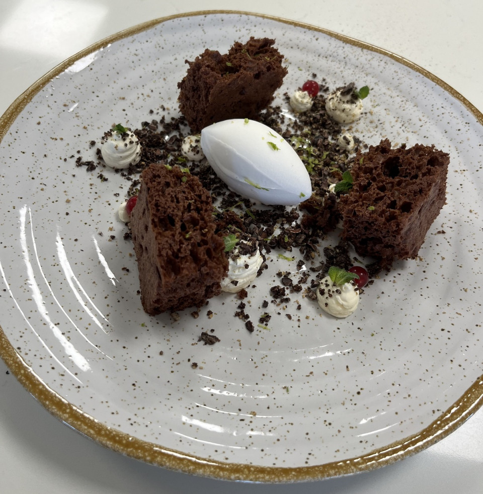 Esponja de chocolate negro mascarpone y helado de tiramisú