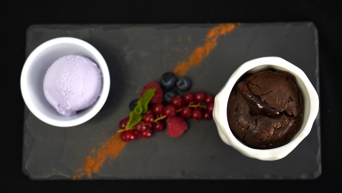Coulant de chocolate con helado de violetas