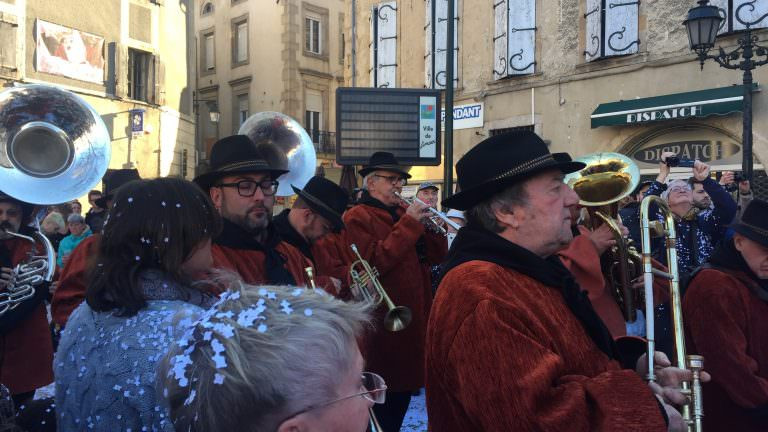 Limoux 2019 02 carnaval banda musicien cr a belondrade adt aude 768x432