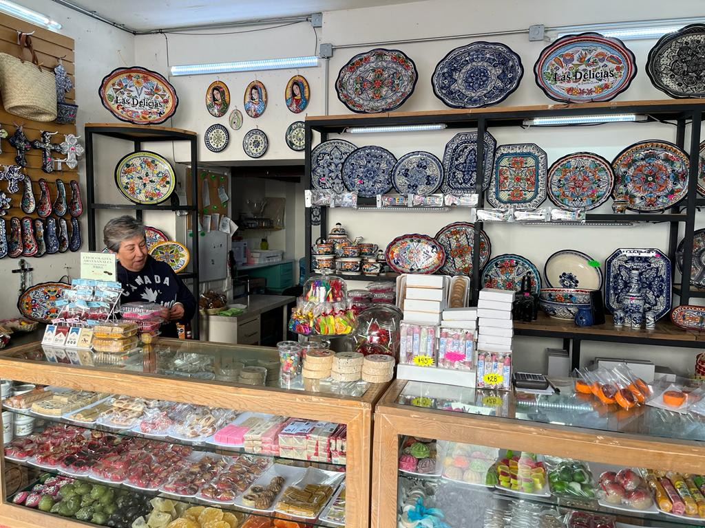 Tienda de ceru00e1mica de Talavera, infuencia de la artesania de esta localidad toledana