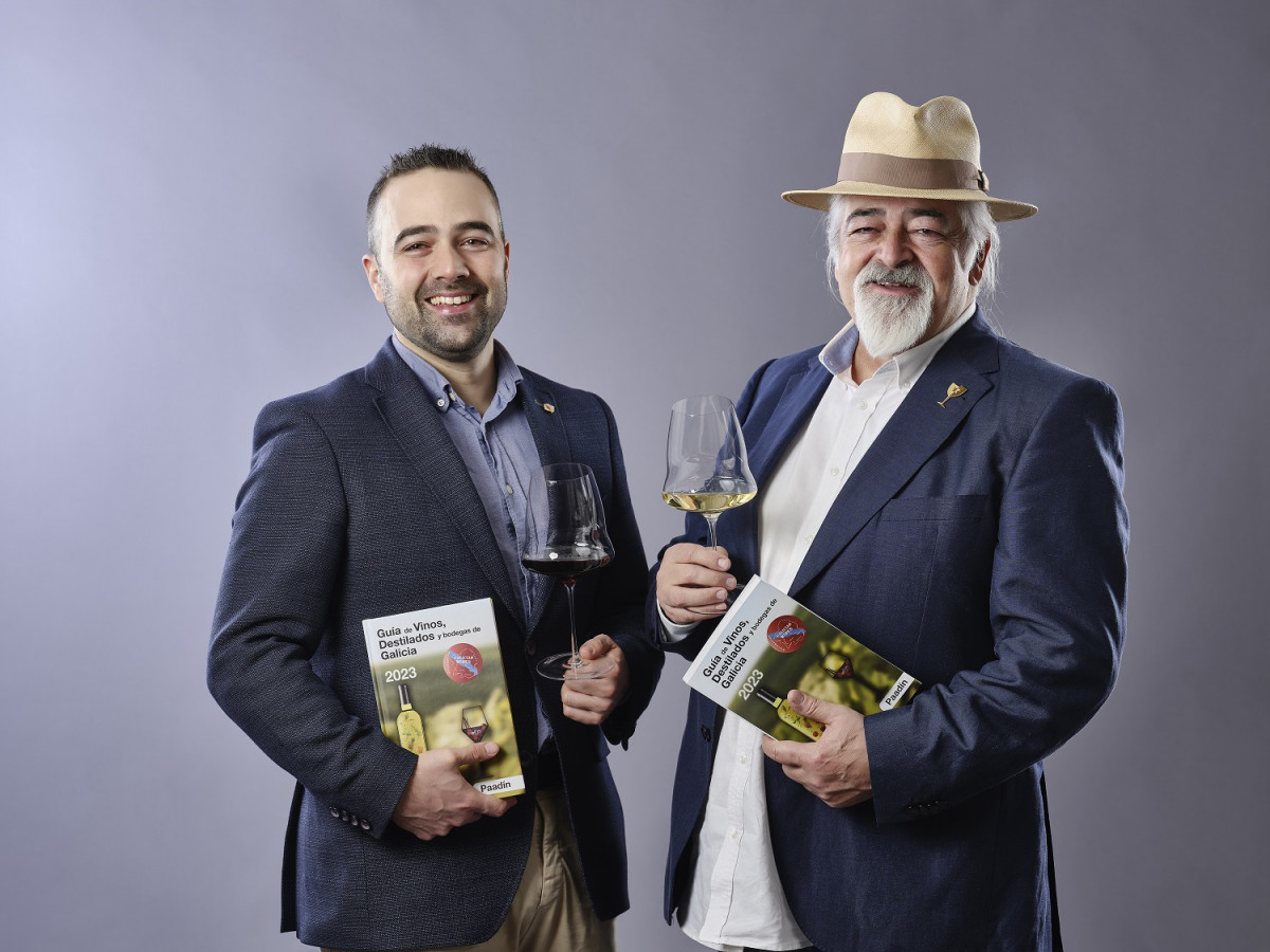 Alejandro y Luis Paadu00edn con la guu00eda de vinos y bodegas gallegas con la que han conquistado el mercado internacional