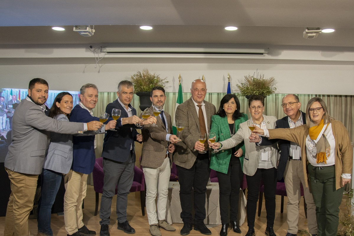 Brindis con AOVE ( Juan Manuel Poyato, alcalde de Zuheros, quinto por la izq)