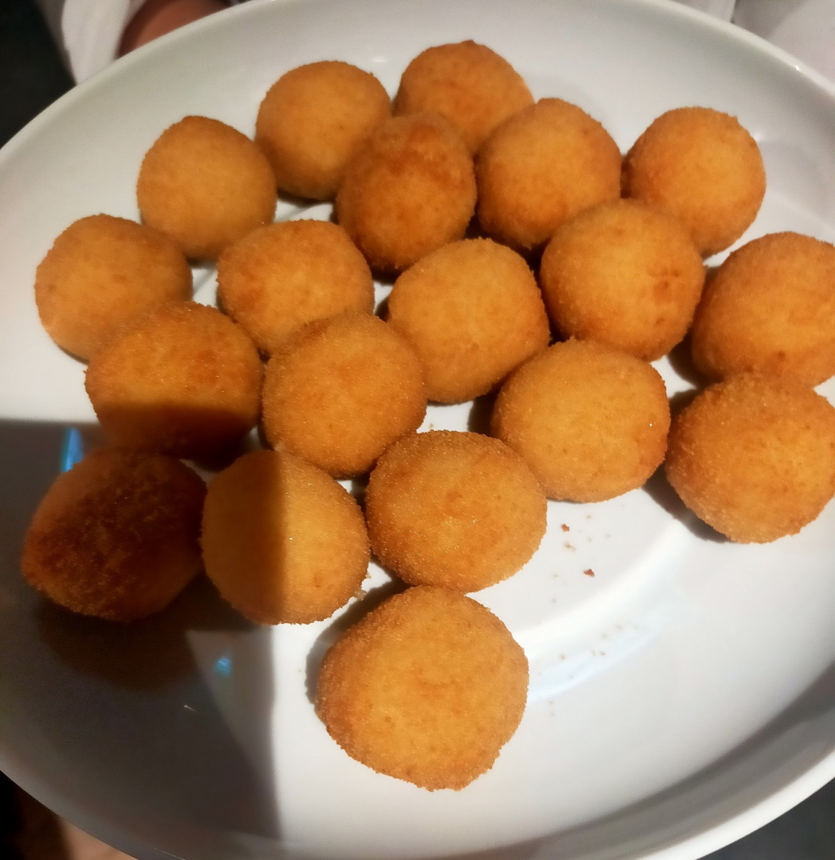 Uno de los platos del cocktail, croquetas de camaru00f3n nordico