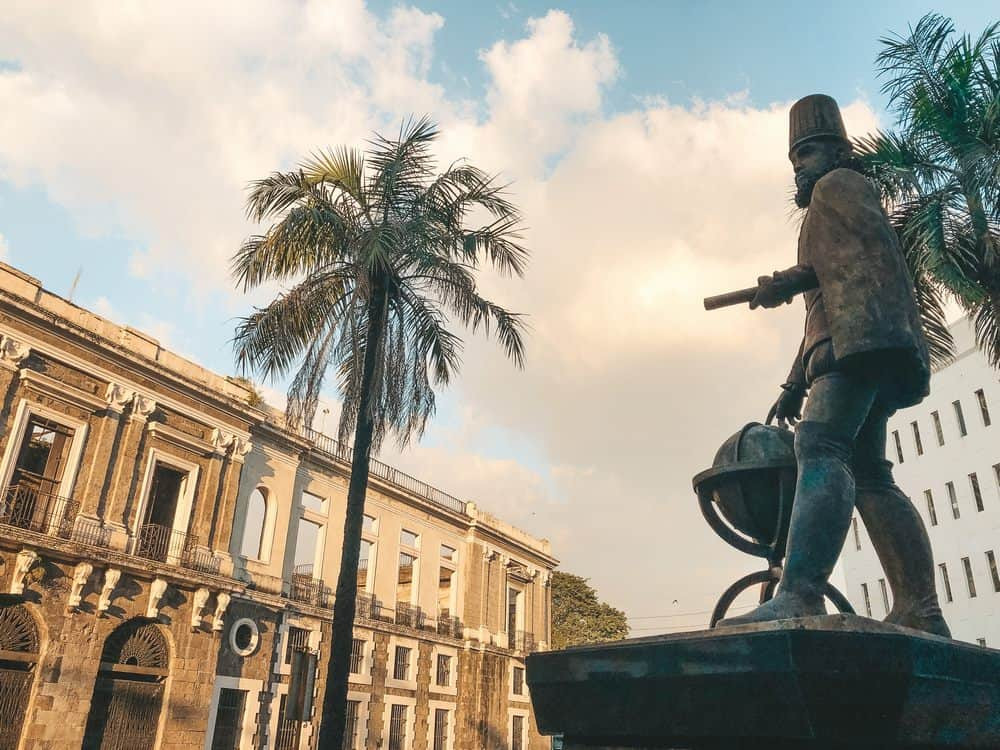 Manila  Plaza de Espau00f1a, estu00e1 la estatua de Felipe II
