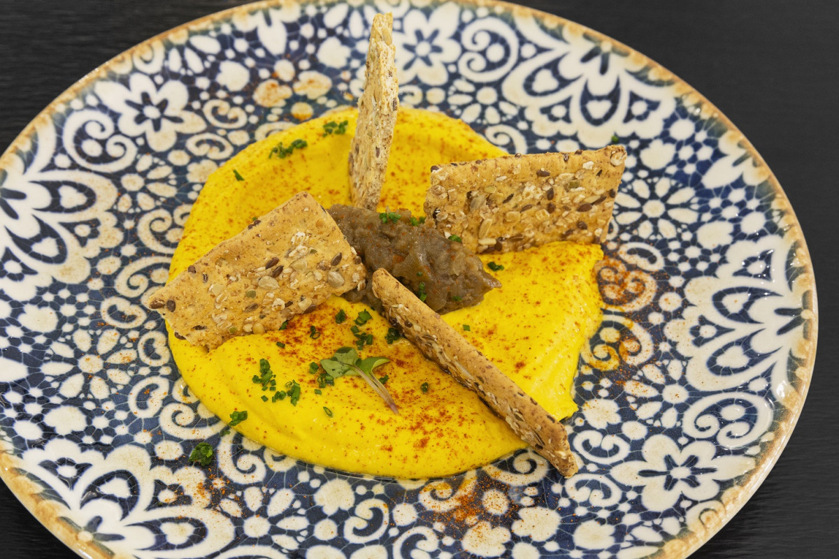 Hummus moruno de zanahoria con berenjena asada y olivas