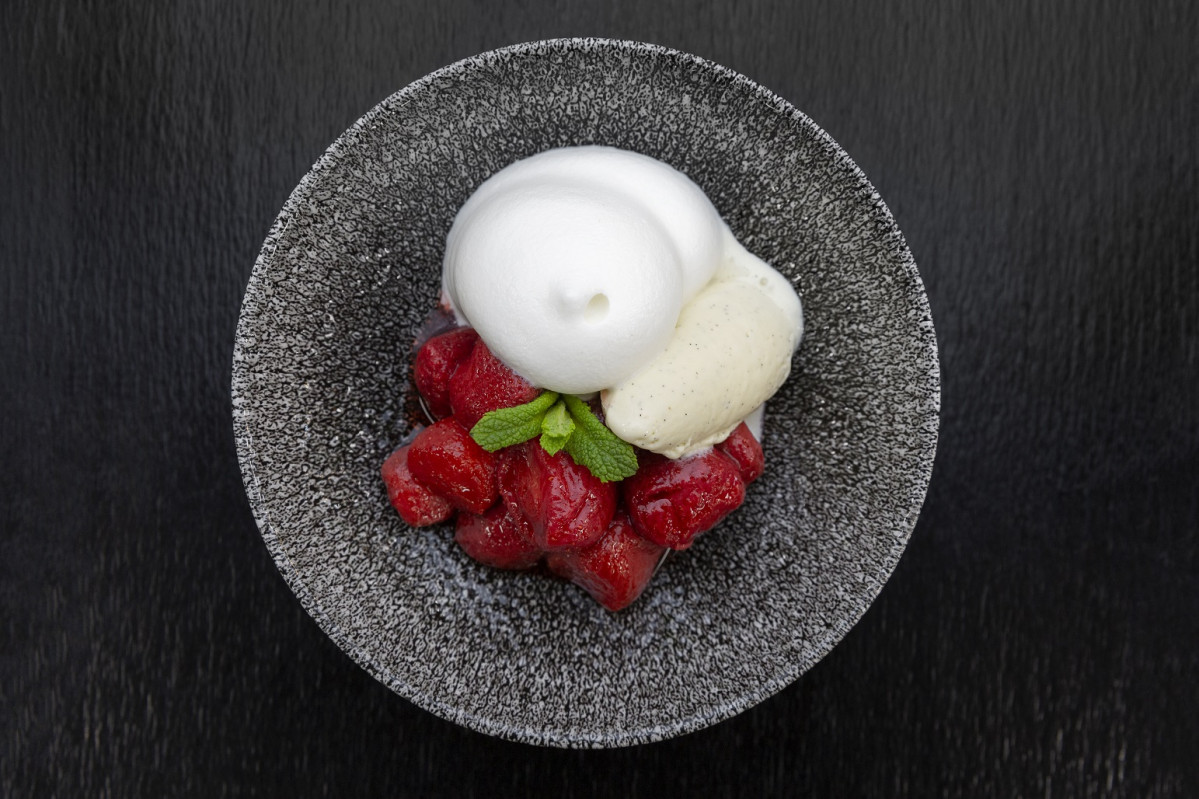 Fresas estofadas con espuma de leche de caseru00edo anisada